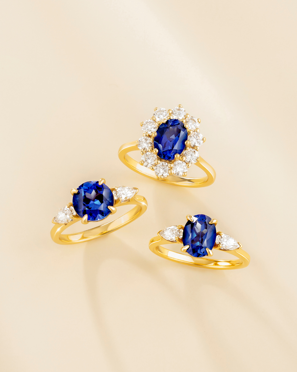 Bague de fiançailles trilogie saphir bleu taille ronde en vermeil d'or 18 carats