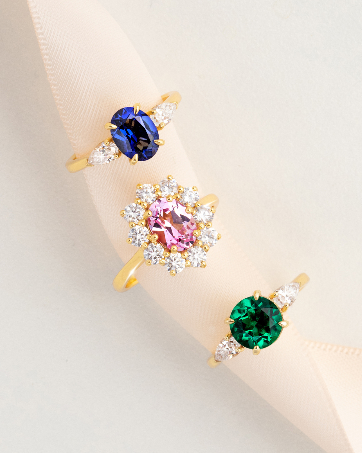 Bague de fiançailles trilogie émeraude taille ronde en vermeil d'or 18 carats