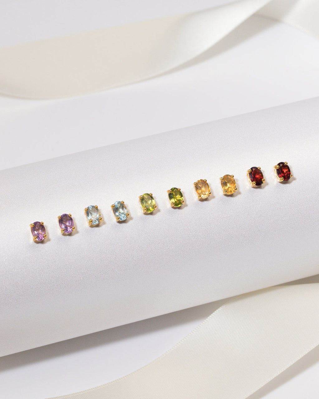 Boucles d'oreilles clous ovales grenat en vermeil or 18 carats