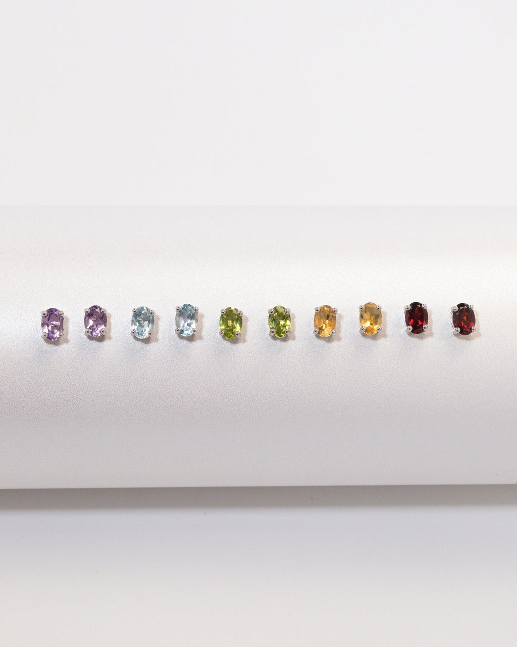 Boucles d'oreilles clous ovales en grenat et argent sterling