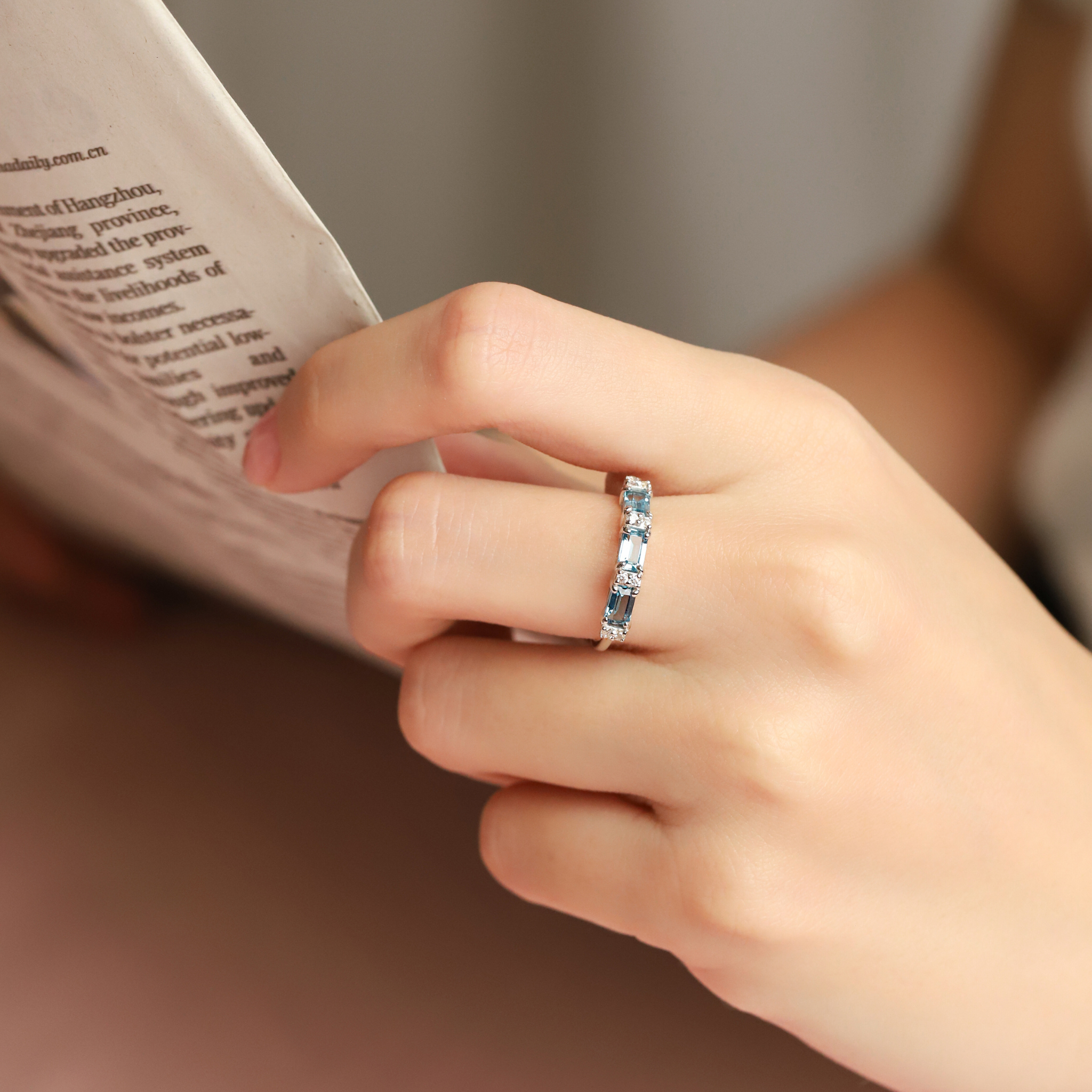 Bague éternité en topaze bleue de Londres taille émeraude en argent sterling