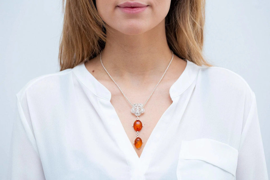 Collier Y à pendentif long en ambre