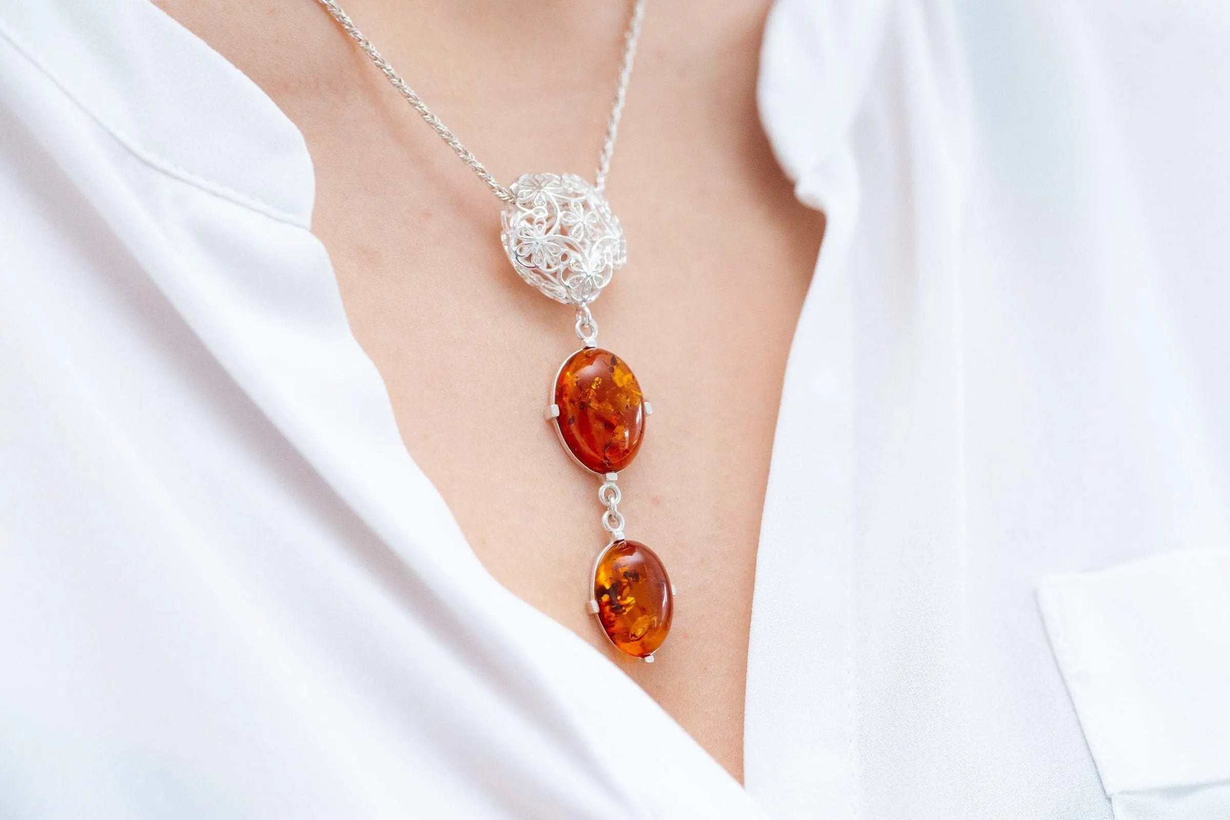 Collier Y à pendentif long en ambre
