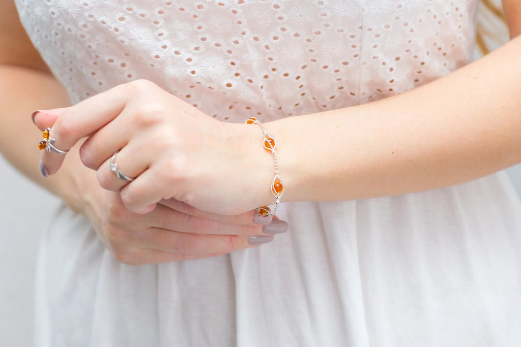 Bracelet moderne en sphères d'ambre en cage