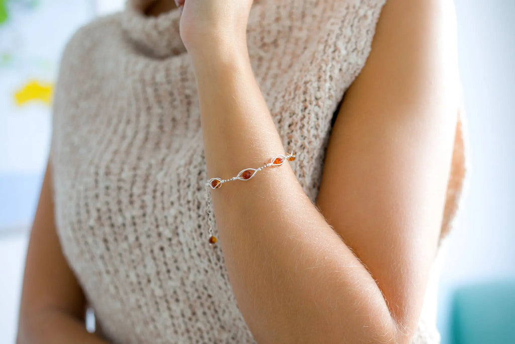 Bracelet moderne en sphères d'ambre en cage