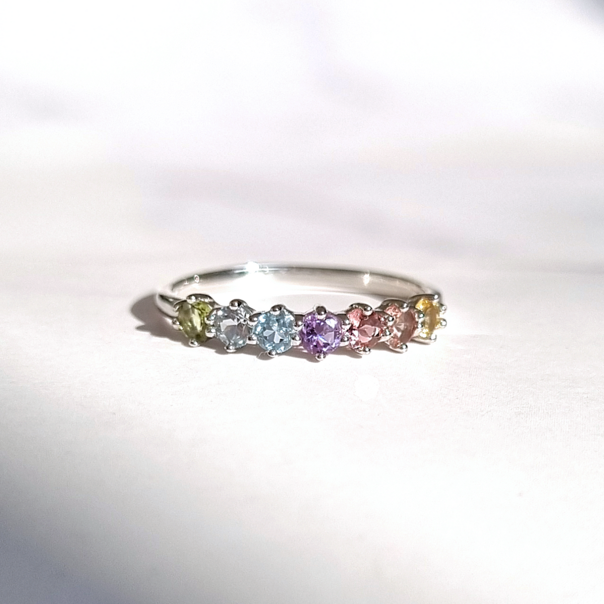 Bague éternité en pierres précieuses arc-en-ciel pastel en argent sterling