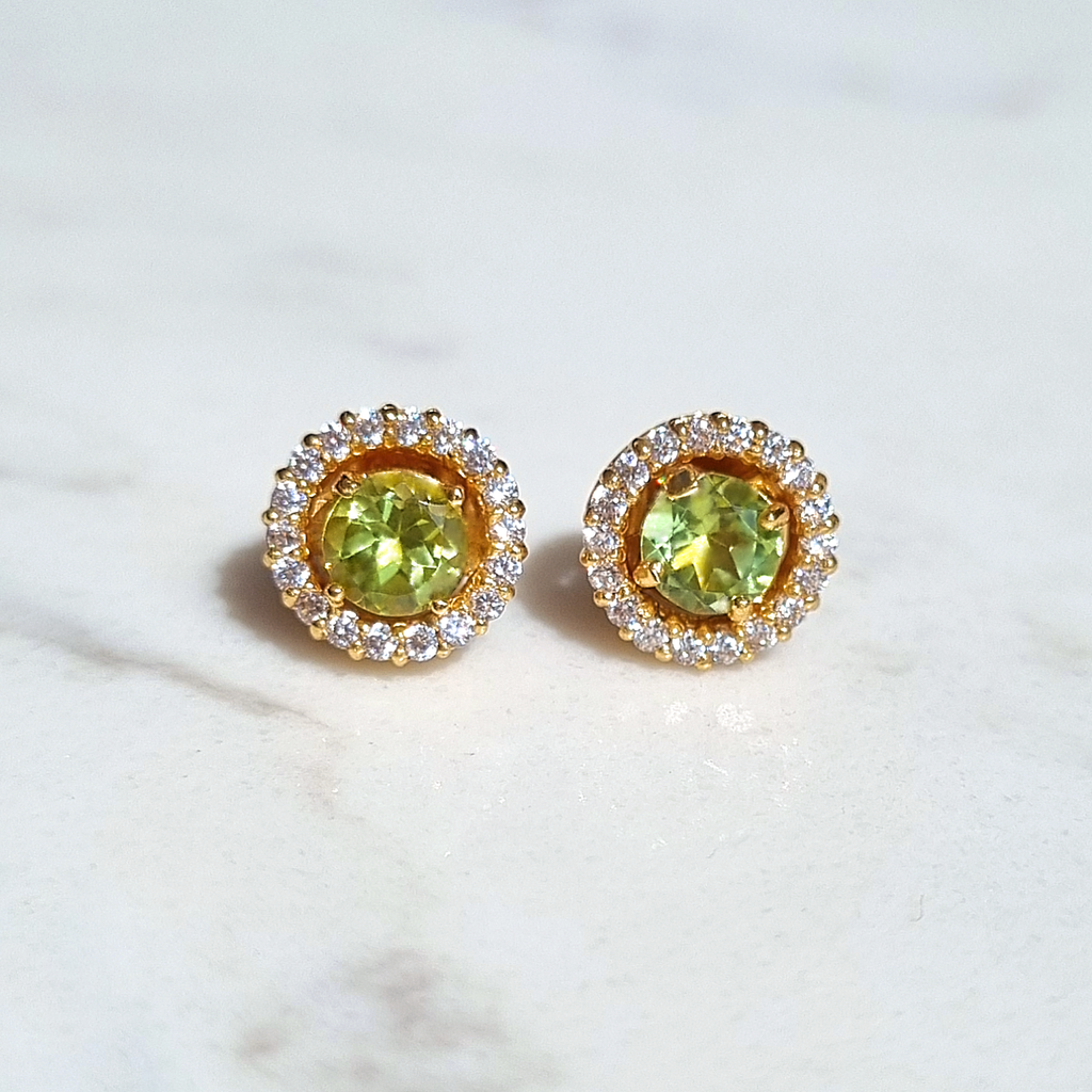 Puces d'oreilles clous Péridot avec halo et serties sur monture en vermeil 18 carats