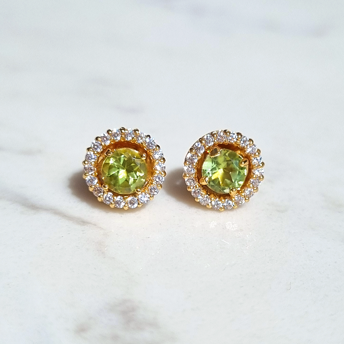 Puces d'oreilles clous Péridot avec halo et serties sur monture en vermeil 18 carats