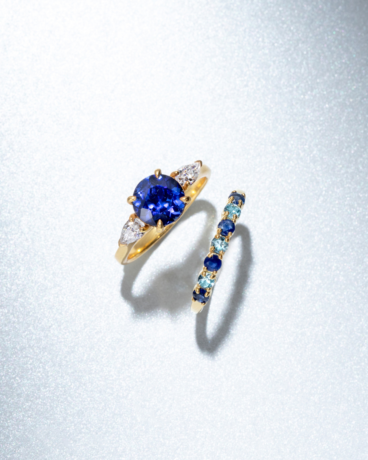 Bague de fiançailles trilogie saphir bleu taille ronde en vermeil d'or 18 carats