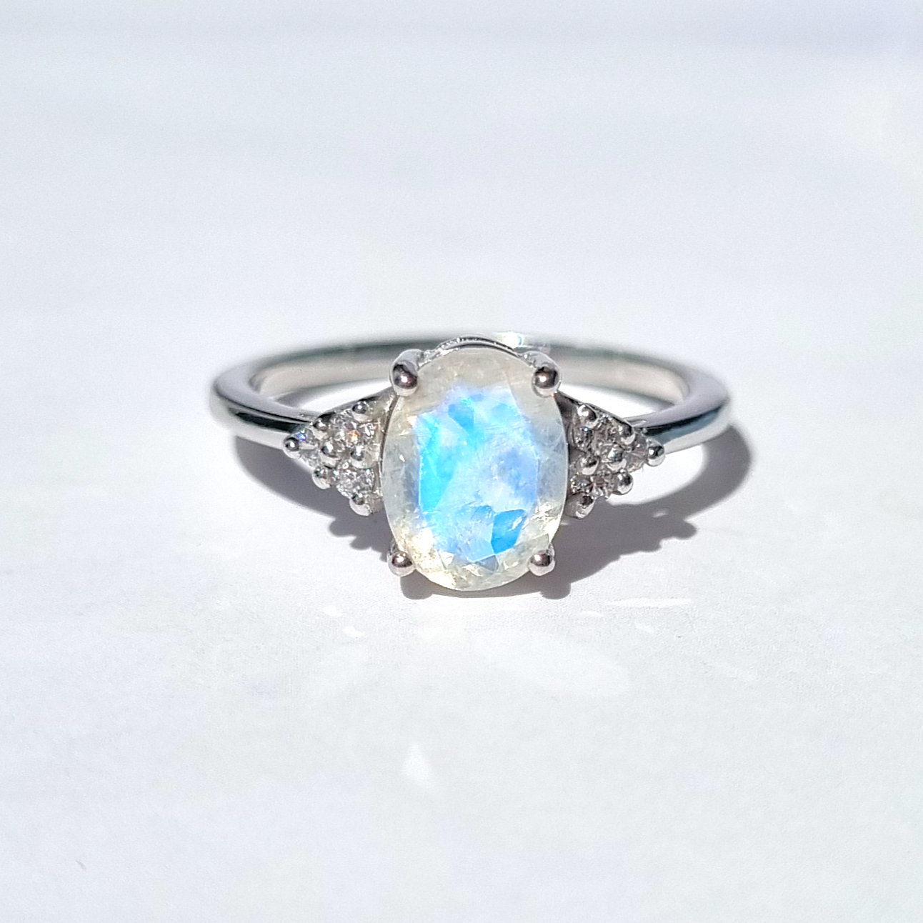 Bague Pierre de Lune Arc-en-ciel en Argent Sterling (Taille Ovale)