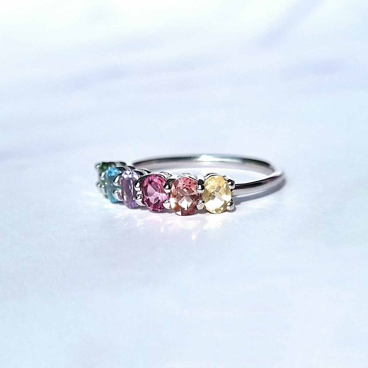 Bague Demi-Éternité Arc-en-ciel en Pierres Précieuses Multicolores en Argent Sterling