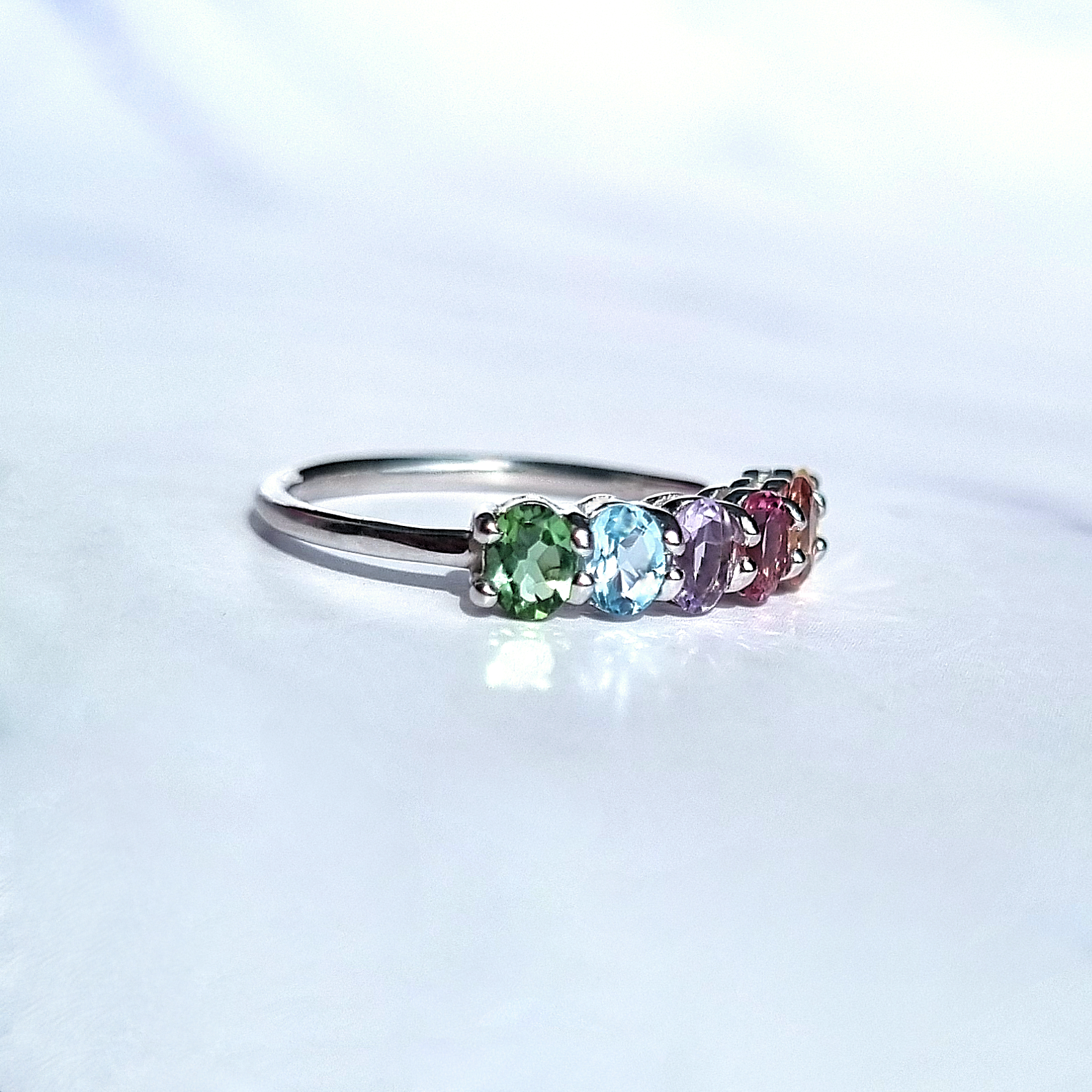 Bague Demi-Éternité Arc-en-ciel en Pierres Précieuses Multicolores en Argent Sterling