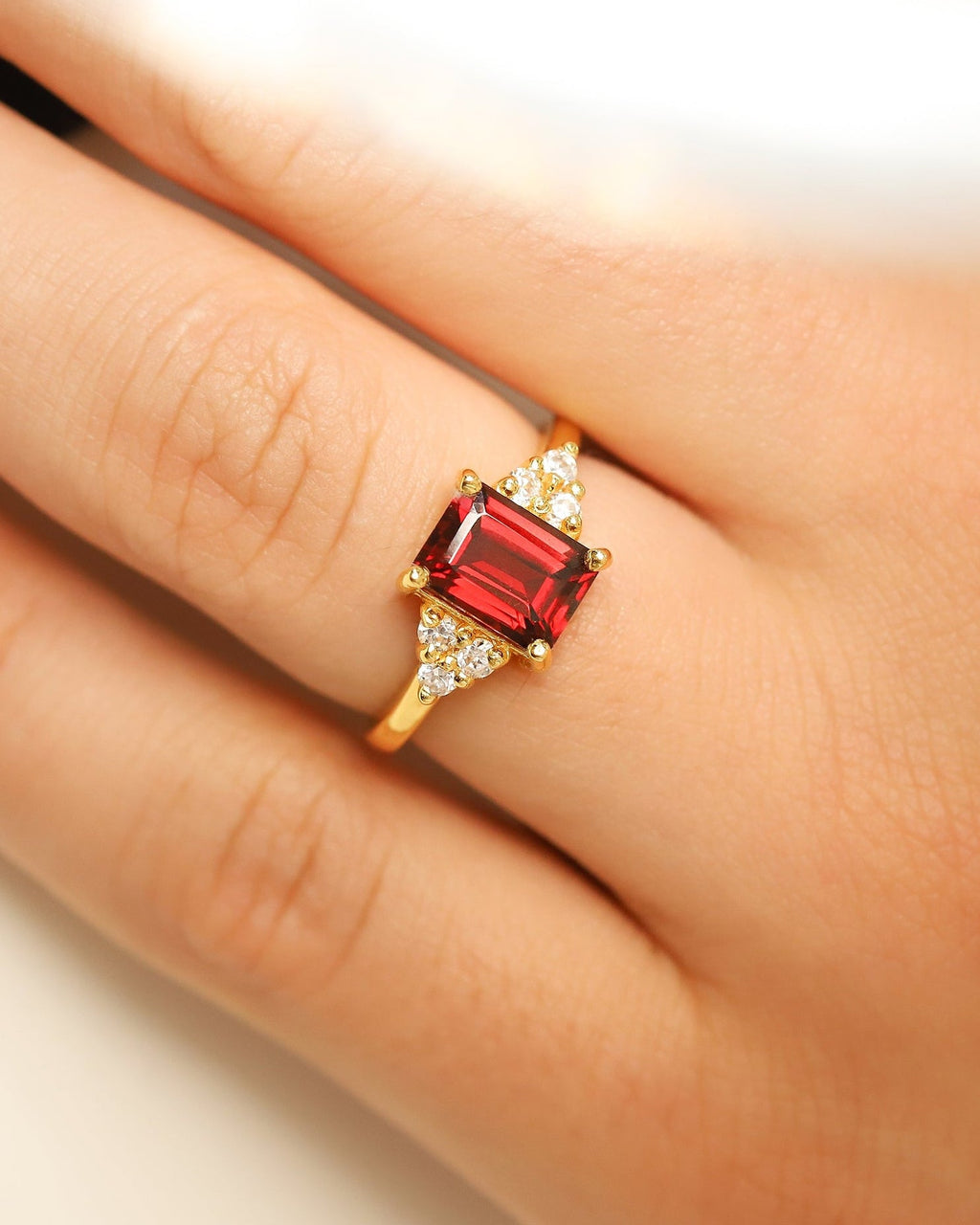 Bague grenat taille émeraude en vermeil d'or 18 carats