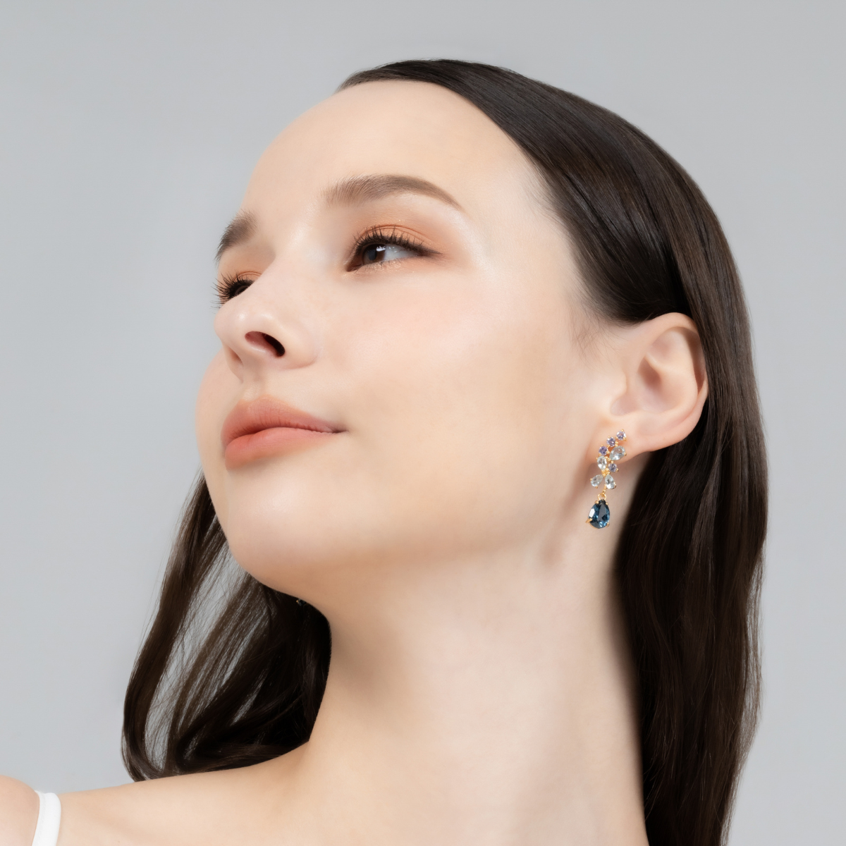 Boucles d'oreilles pendantes gemme bleue en vermeil or 18 carats