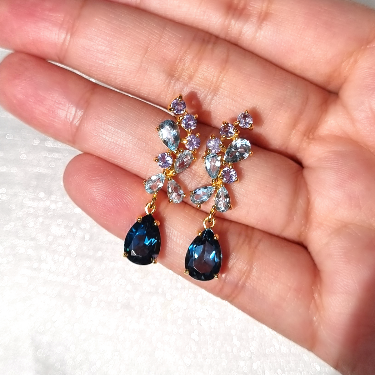 Boucles d'oreilles pendantes gemme bleue en vermeil or 18 carats