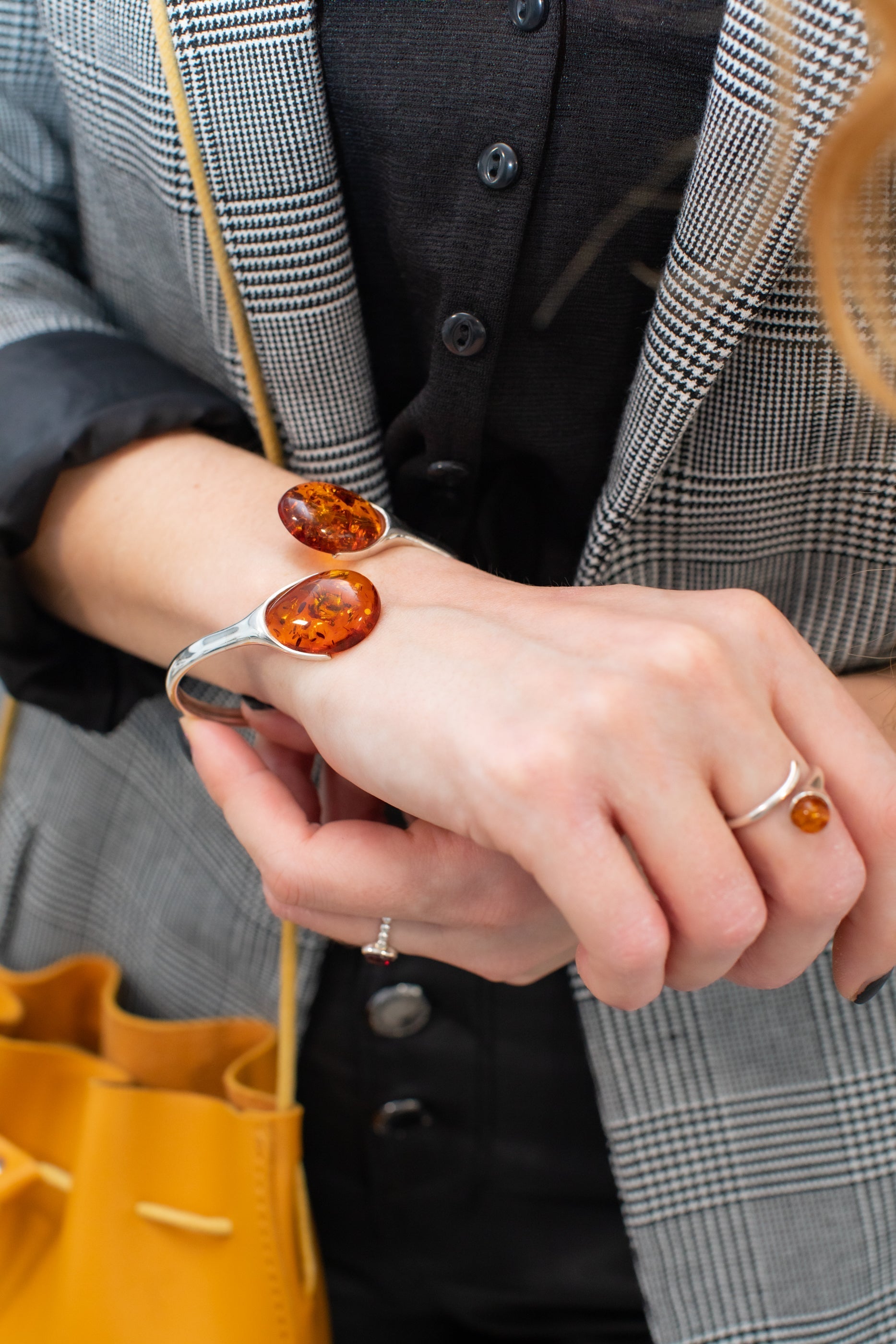 Bracelet jonc torque Amber Statement