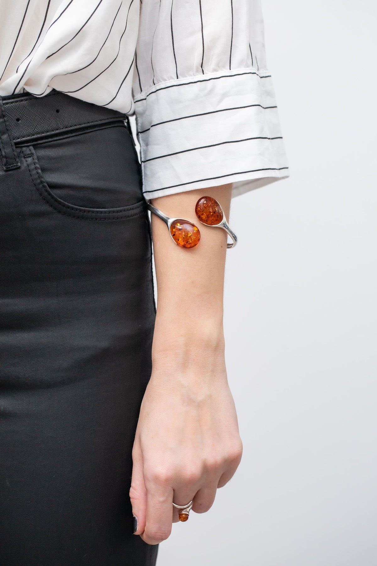 Bracelet jonc torque Amber Statement