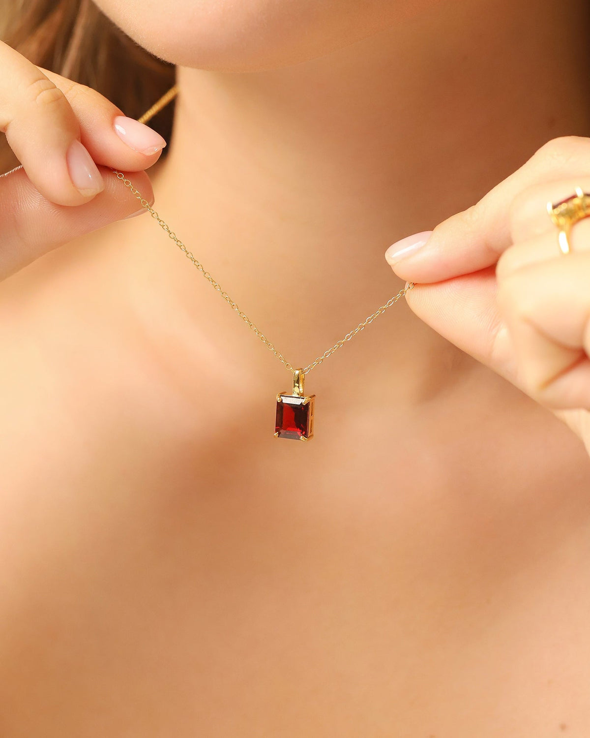 Collier pendentif grenat taille émeraude en vermeil d'or 18 carats