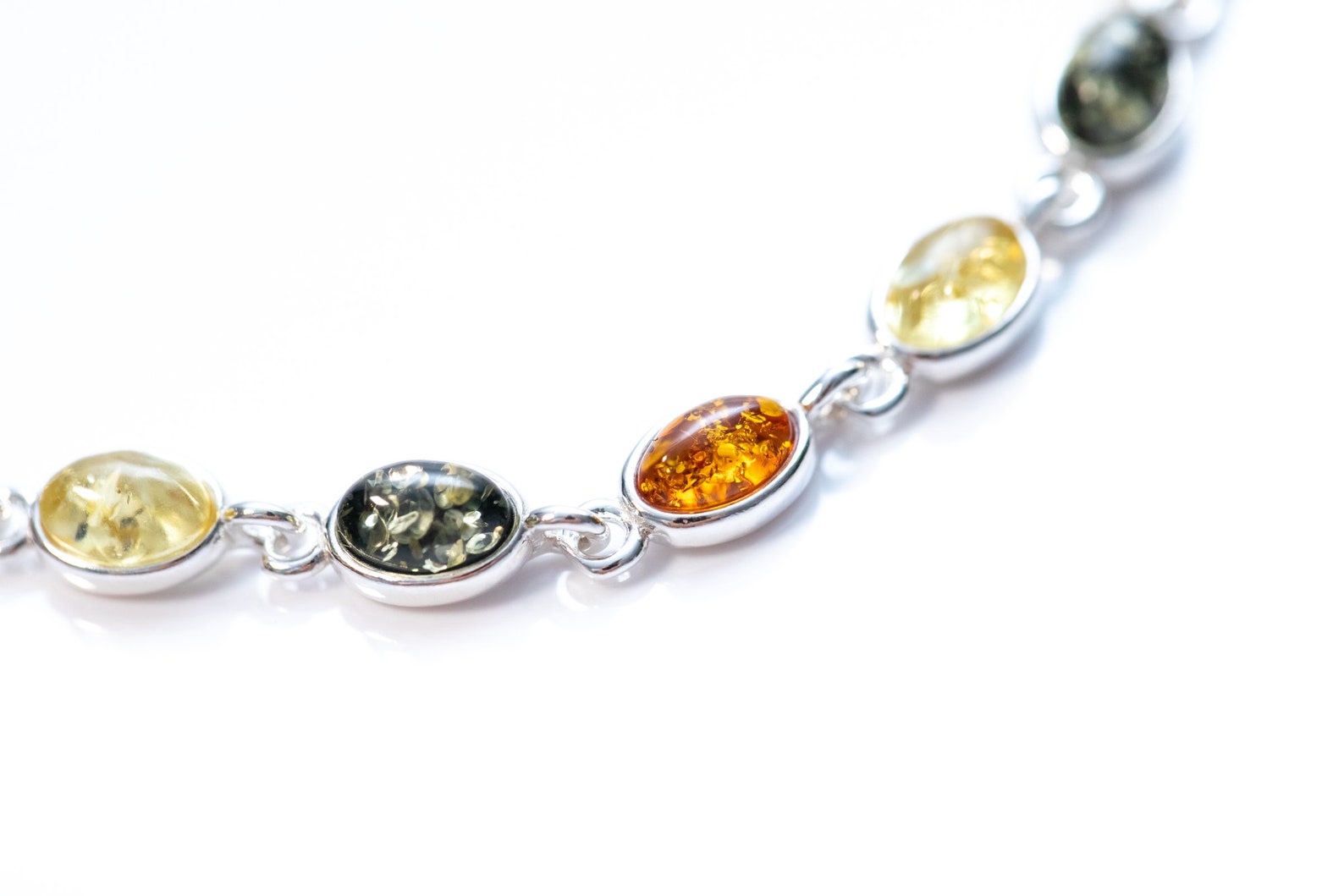 Bracelet fin multicolore en ambre
