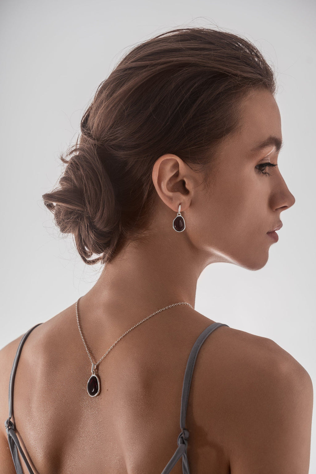 Boucles d'oreilles pendantes en ambre cerise ELEMENTS