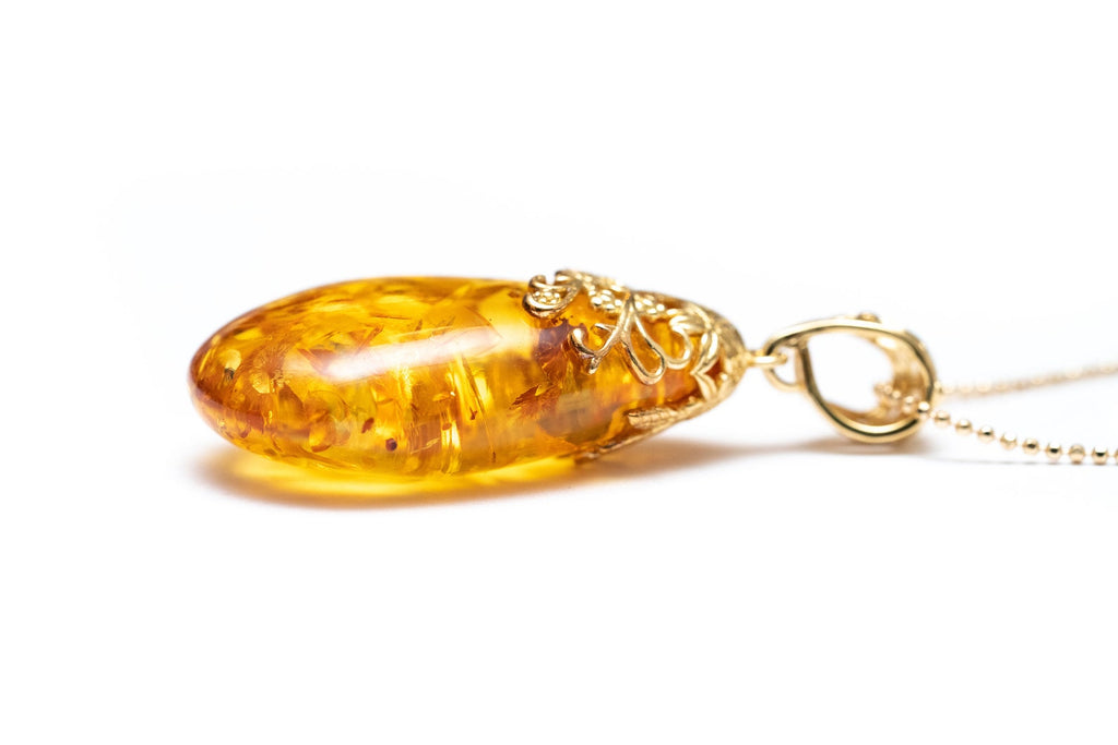 Pendentif gouttelette ambrée à l'accent floral doré