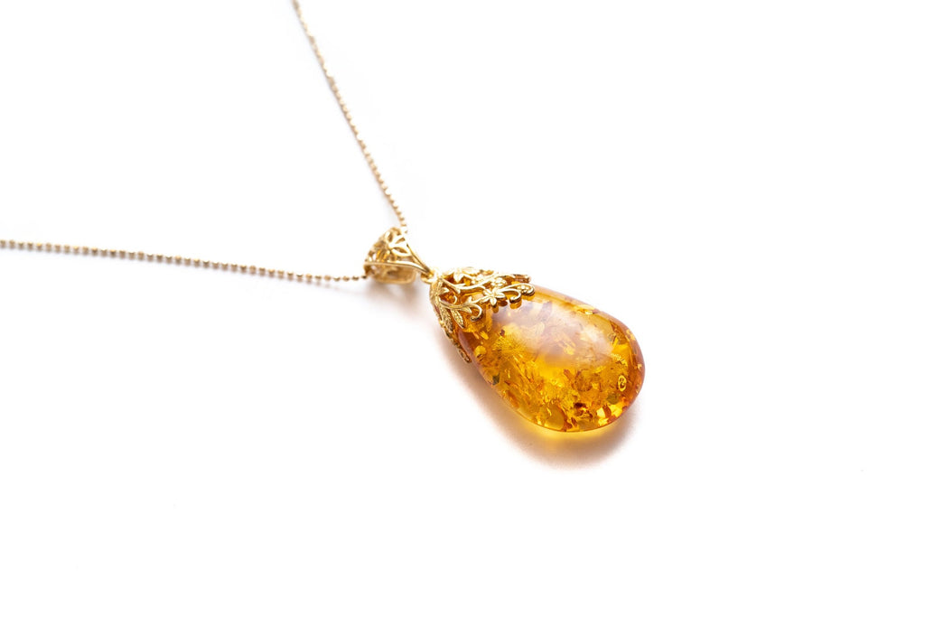 Pendentif gouttelette ambrée à l'accent floral doré