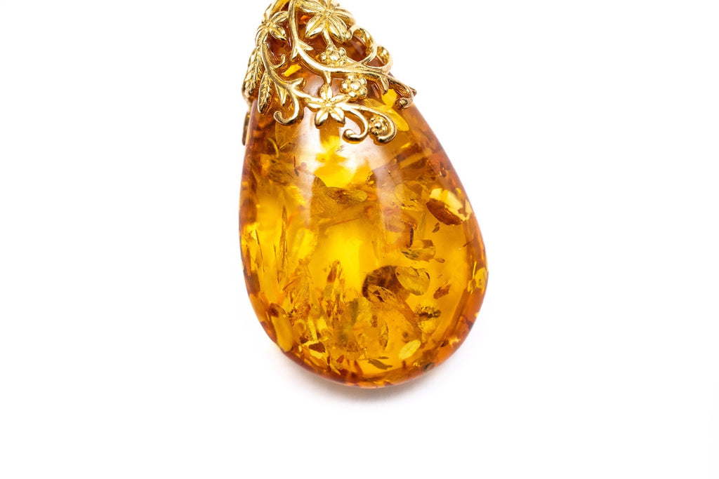 Pendentif gouttelette ambrée à l'accent floral doré
