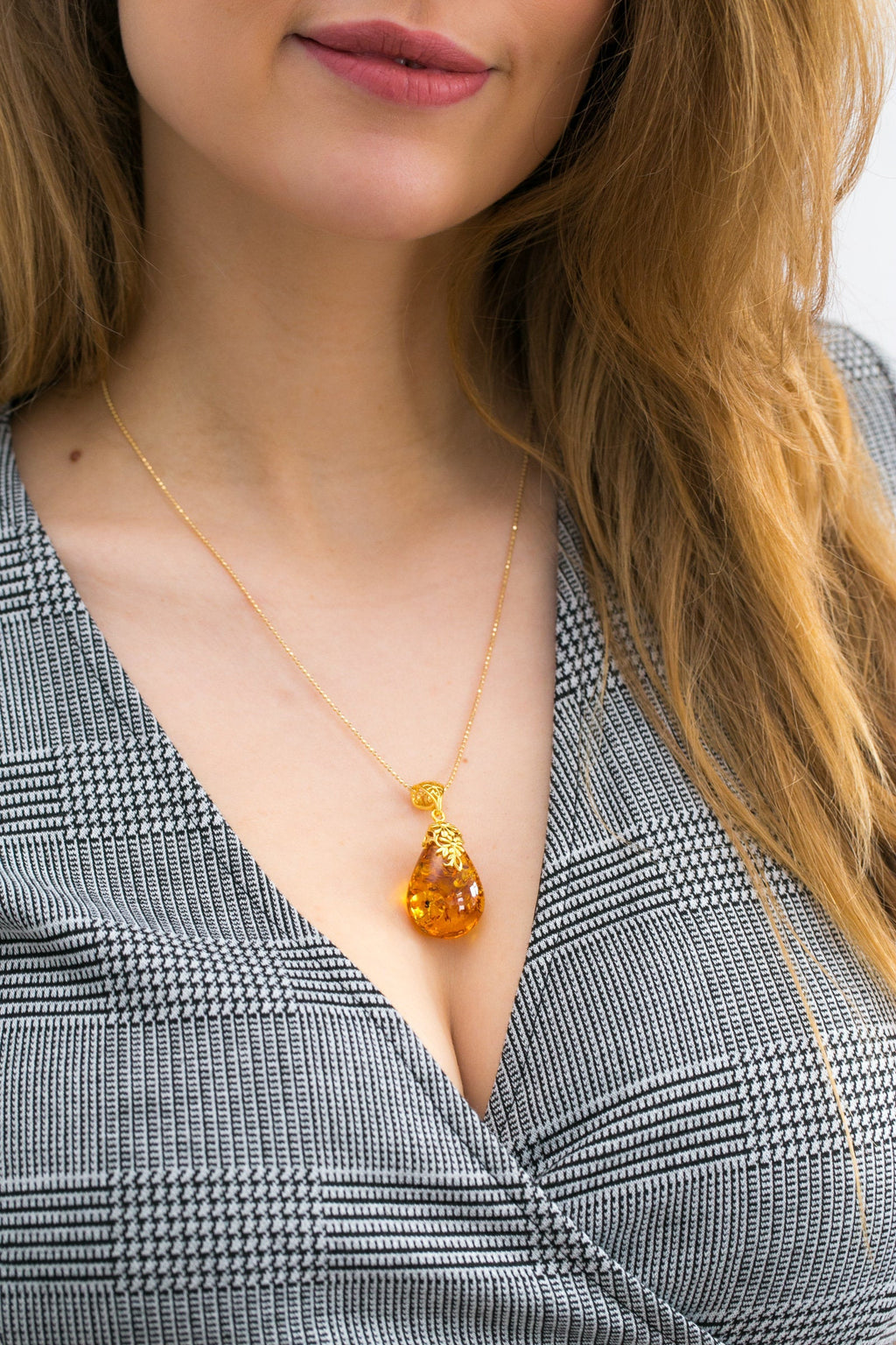 Pendentif gouttelette ambrée à l'accent floral doré