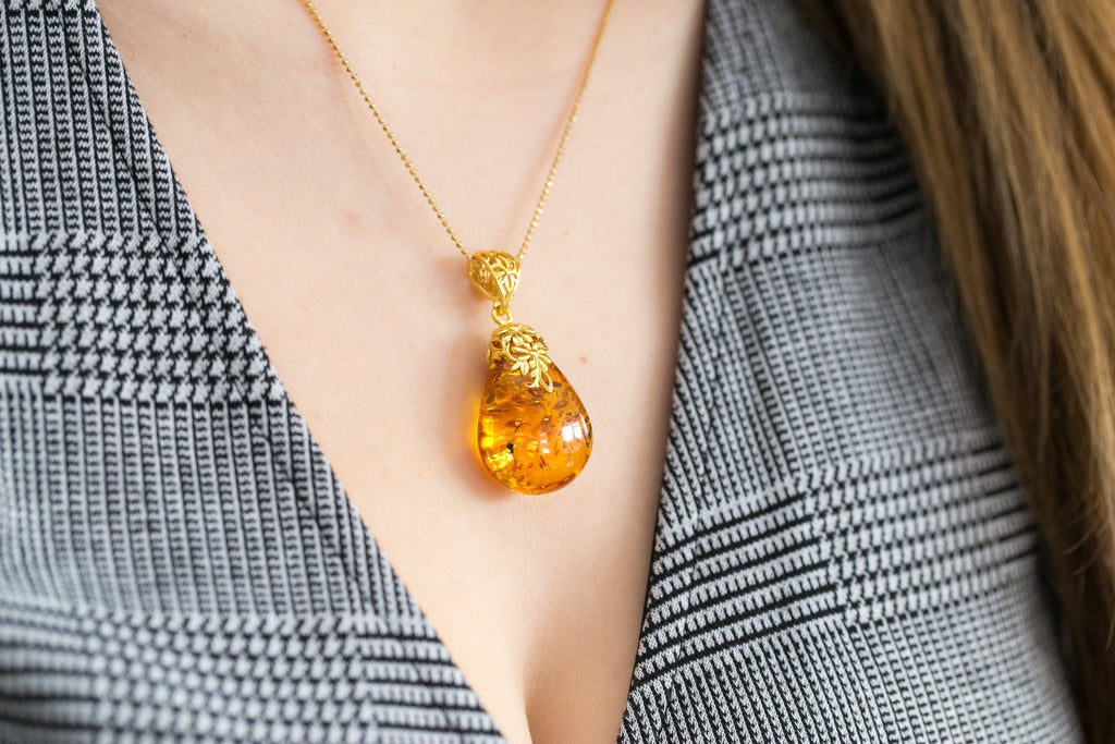 Pendentif gouttelette ambrée à l'accent floral doré