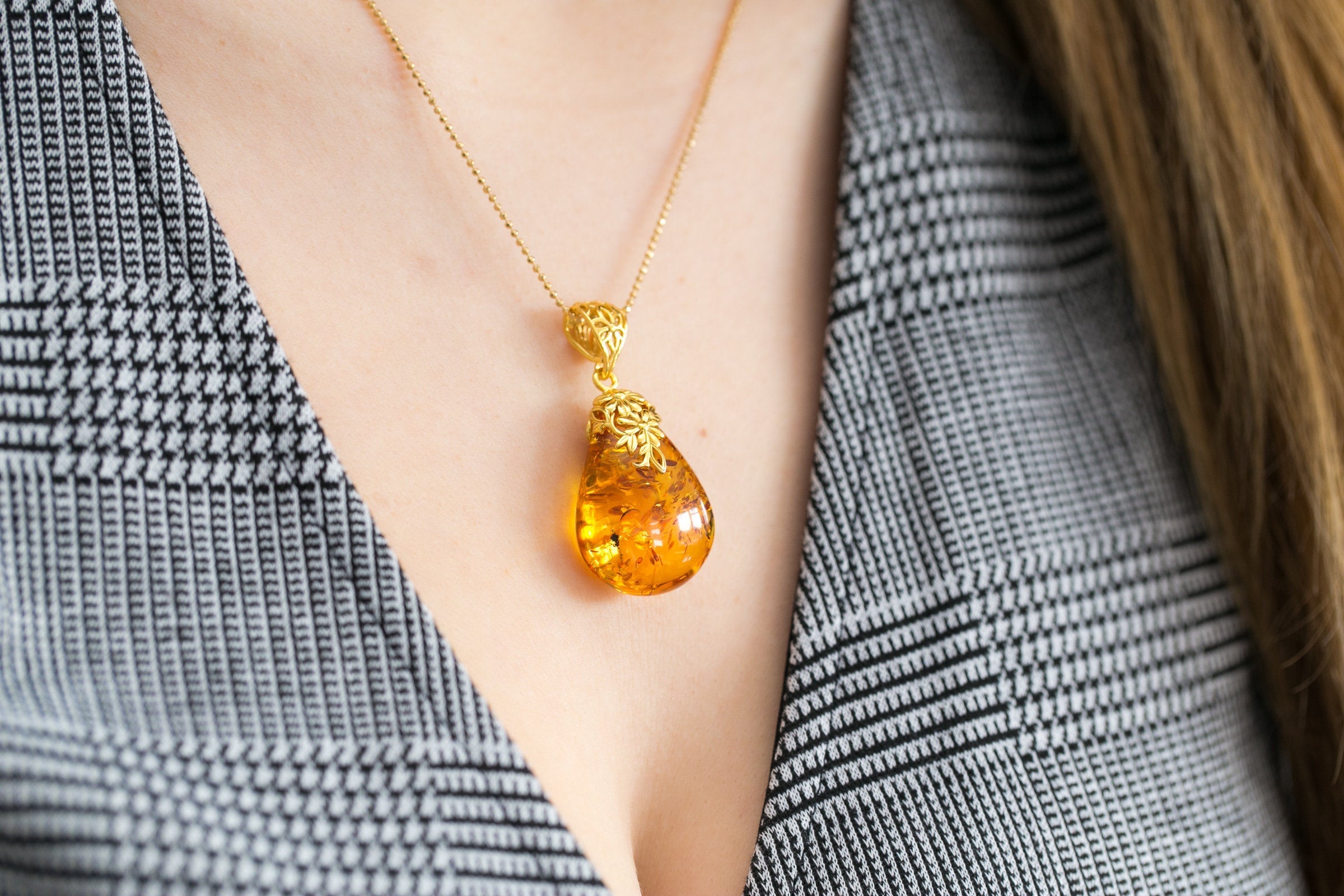 Pendentif gouttelette ambrée à l'accent floral doré