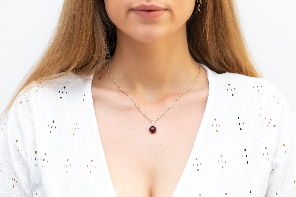 ESSENTIALS Mini pendentif cerise en ambre