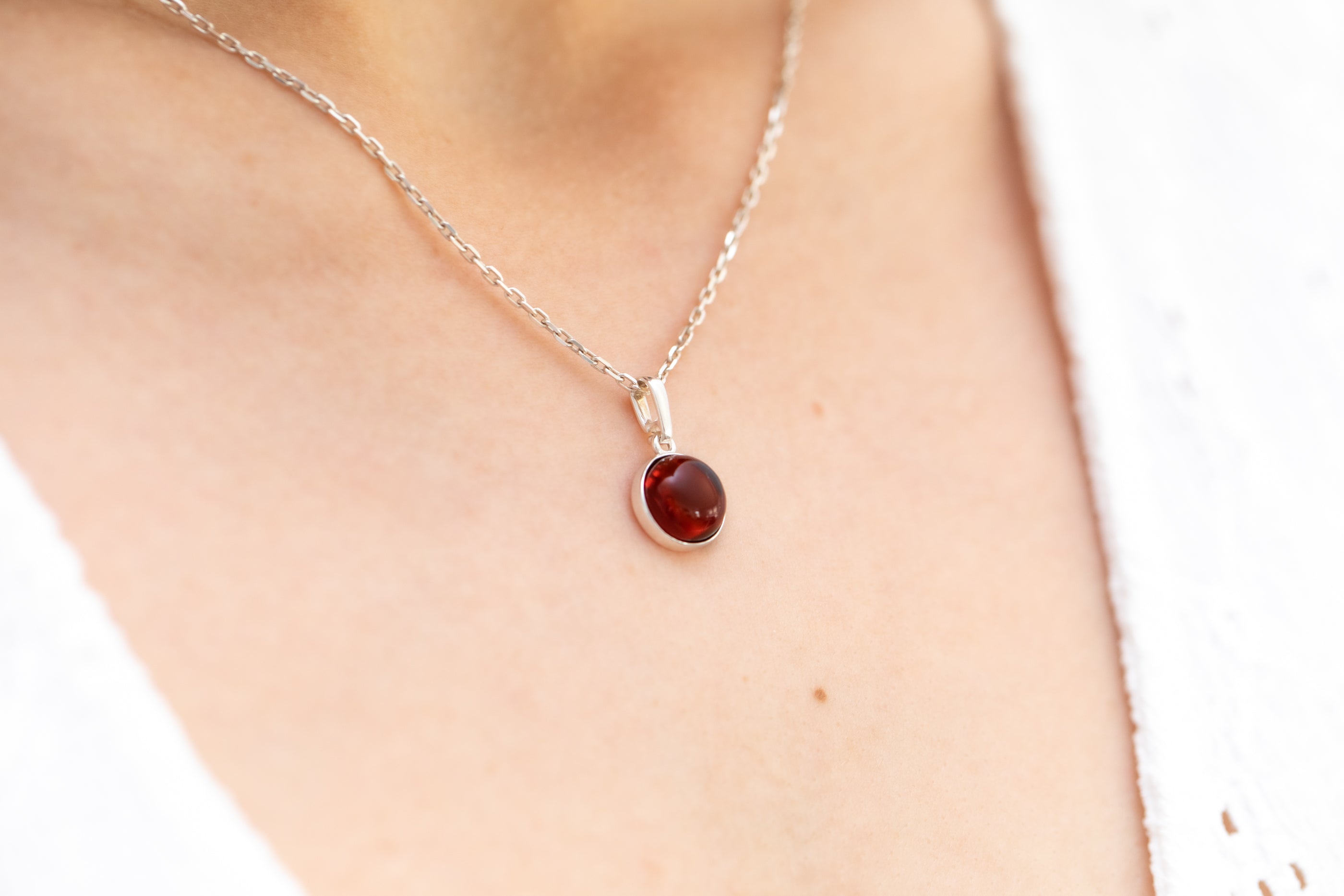 ESSENTIALS Mini pendentif cerise en ambre