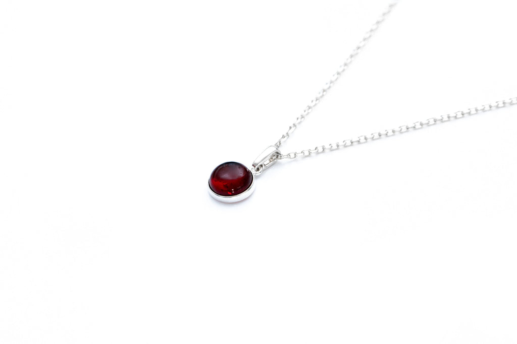 ESSENTIALS Mini pendentif cerise en ambre