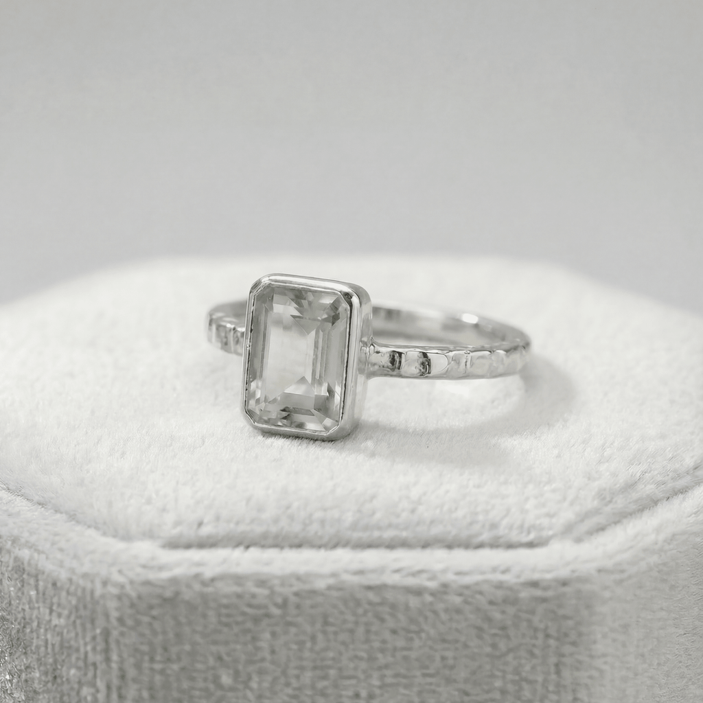 Bague en Quartz Vert Poli par la Mer - Gemme Octogonale et Anneau Martelé
