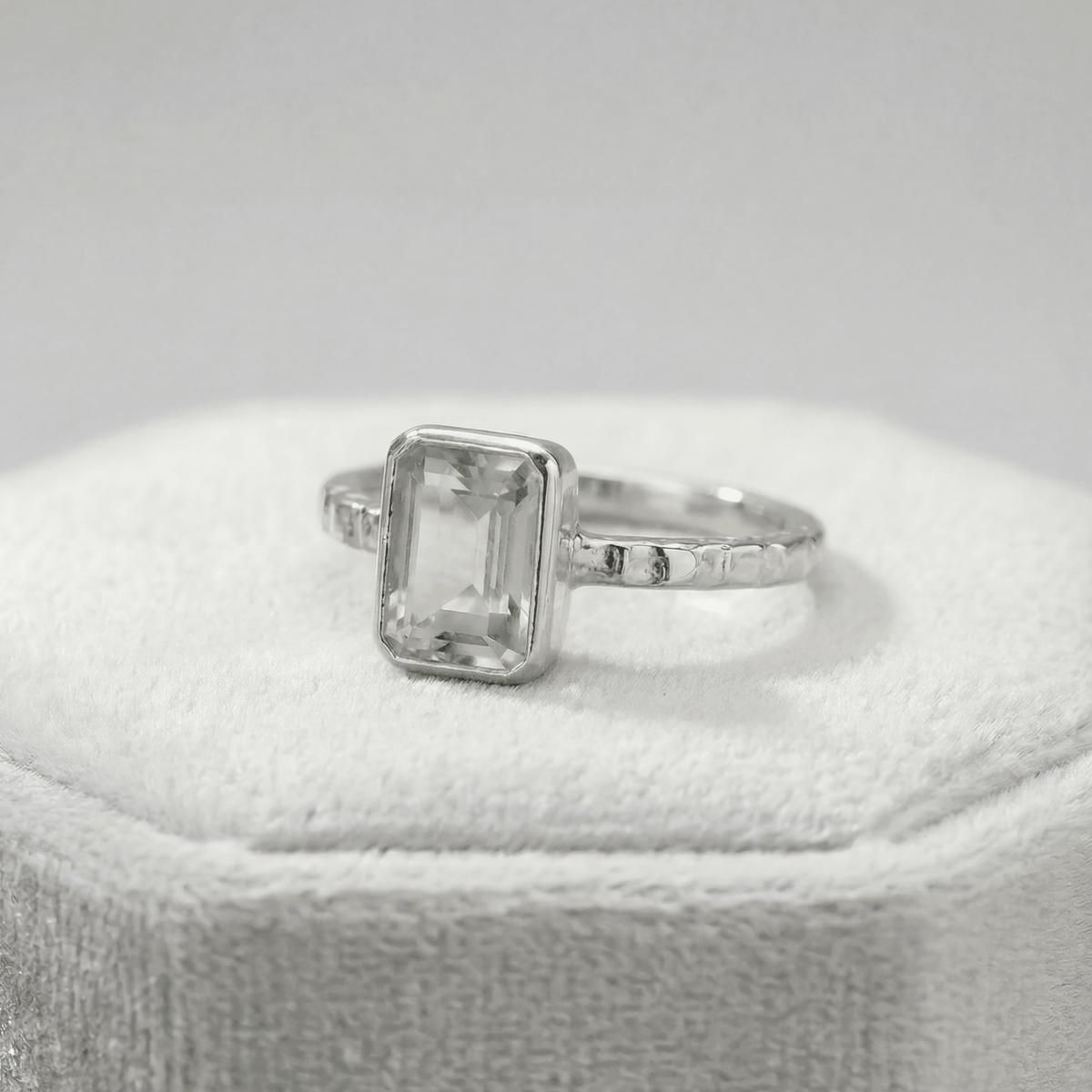 Bague en Quartz Vert Poli par la Mer - Gemme Octogonale et Anneau Martelé