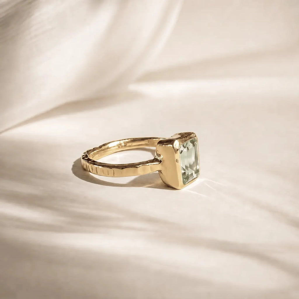 Bague en Quartz Vert Poli par la Mer - Gemme Octogonale et Anneau Martelé