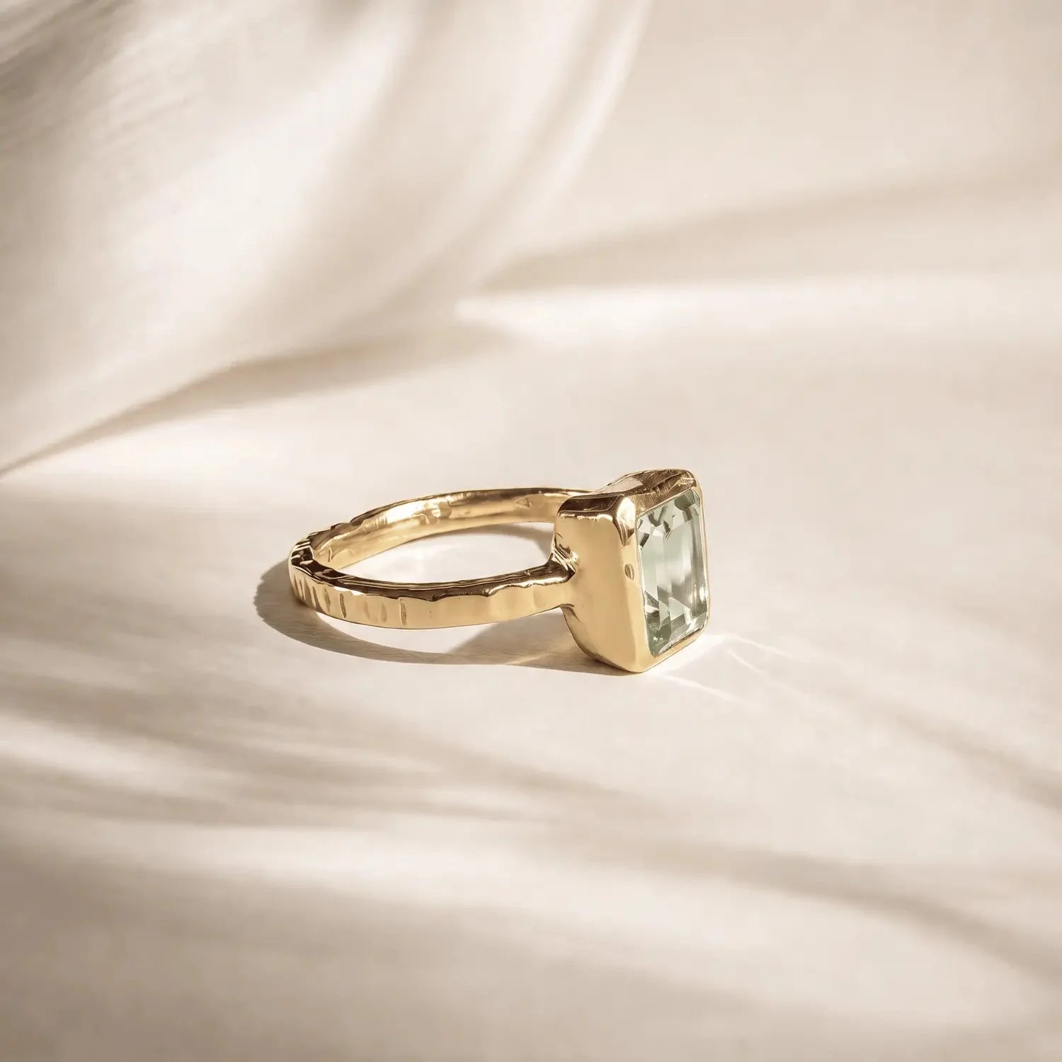 Bague en Quartz Vert Poli par la Mer - Gemme Octogonale et Anneau Martelé