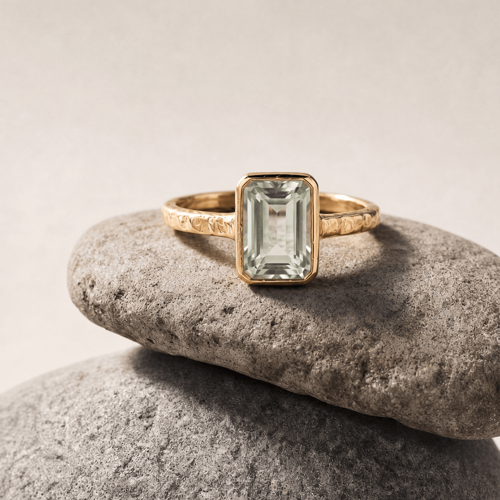 Bague en Quartz Vert Poli par la Mer - Gemme Octogonale et Anneau Martelé