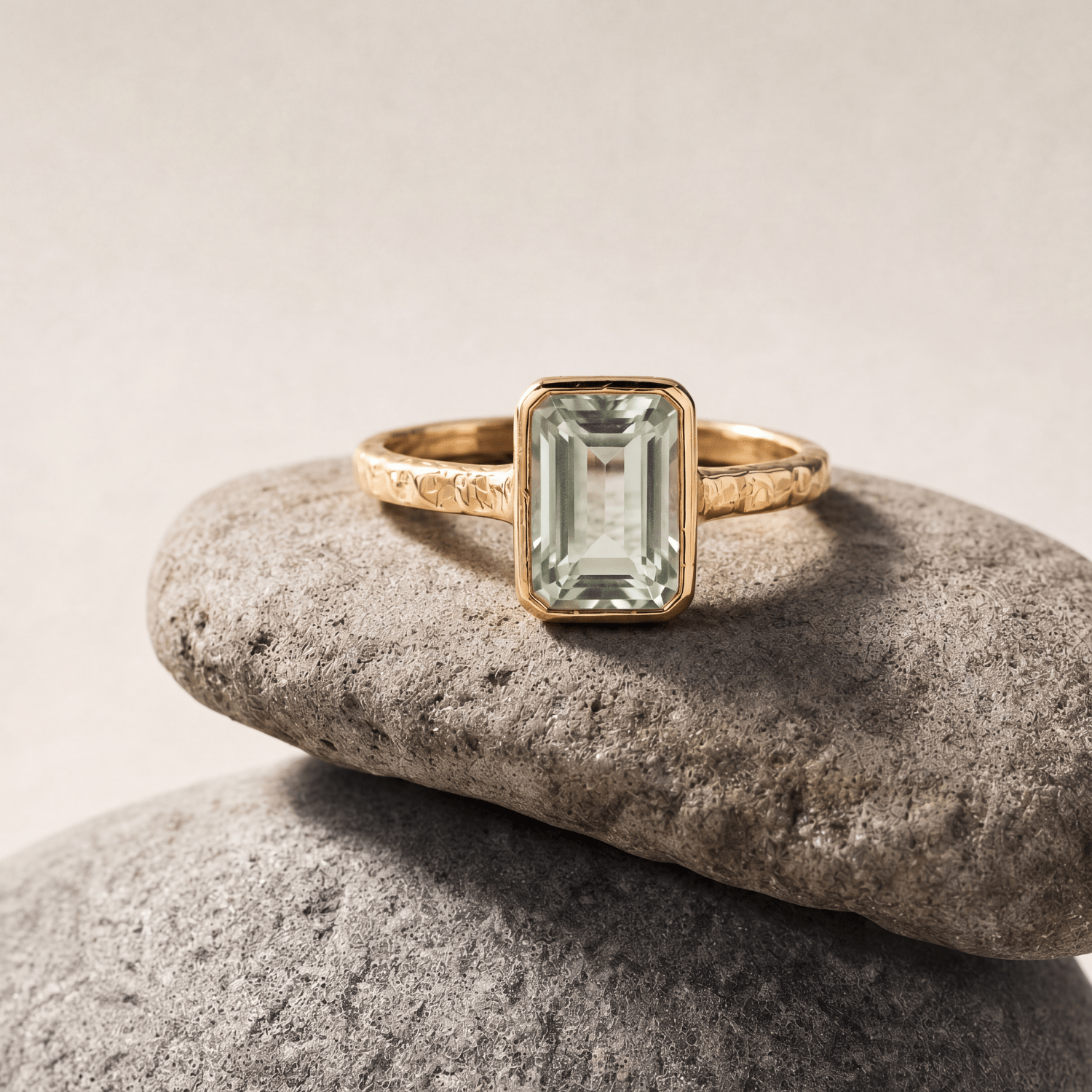 Bague en Quartz Vert Poli par la Mer - Gemme Octogonale et Anneau Martelé