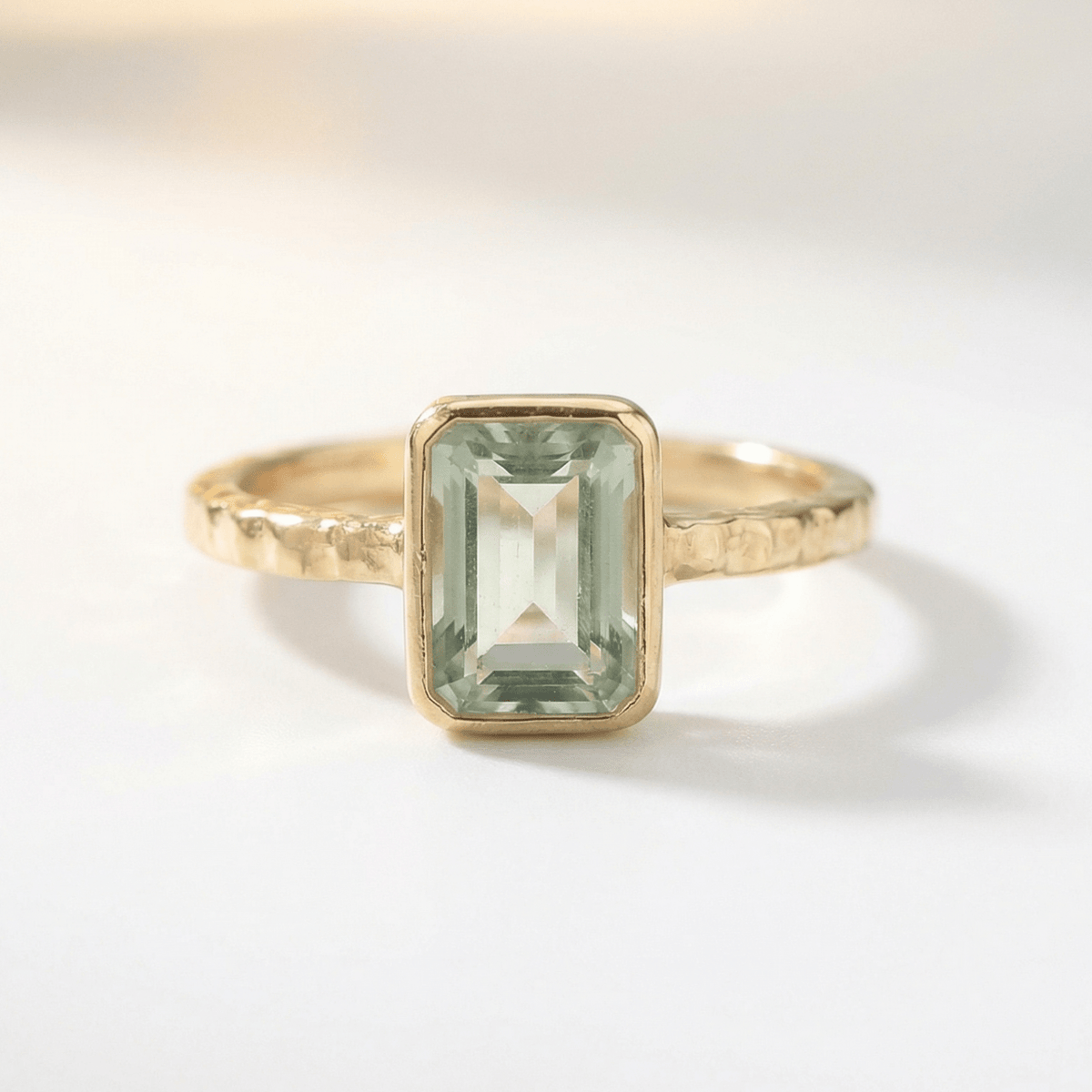 Bague en Quartz Vert Poli par la Mer - Gemme Octogonale et Anneau Martelé