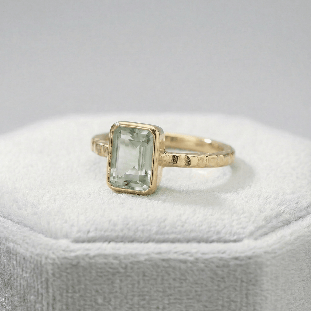 Bague en Quartz Vert Poli par la Mer - Gemme Octogonale et Anneau Martelé