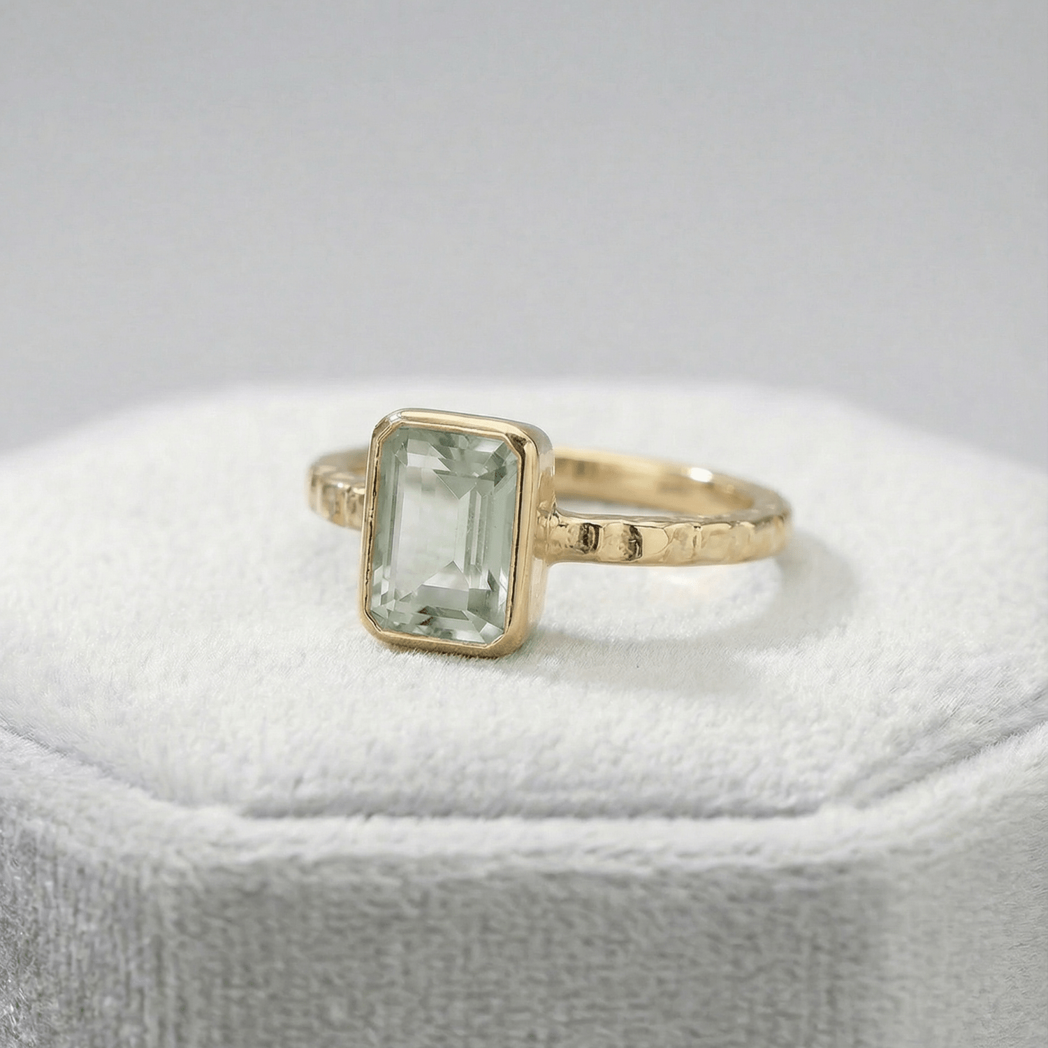 Bague en Quartz Vert Poli par la Mer - Gemme Octogonale et Anneau Martelé