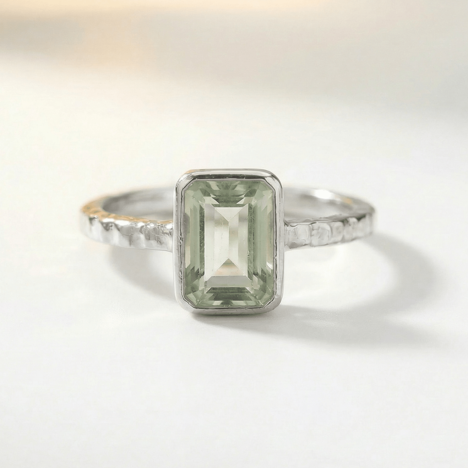 Bague en Quartz Vert Poli par la Mer - Gemme Octogonale et Anneau Martelé