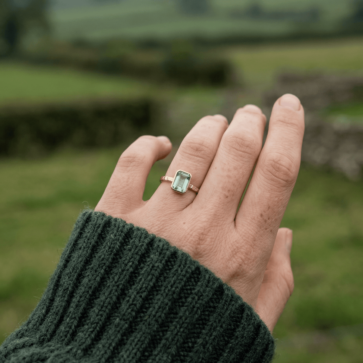 Bague en Quartz Vert Poli par la Mer - Gemme Octogonale et Anneau Martelé